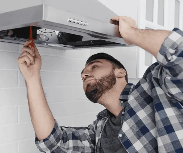 Instalación de campana extractora en cocina moderna